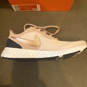 Womens Nike Revolution 5. NEW!